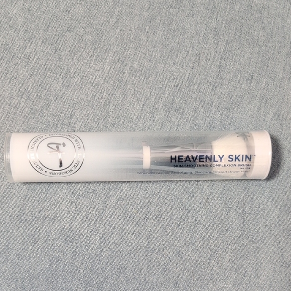 it cosmetics Other - it Cosmetics Heavenly Skin Smoothing Complexion Brush #704